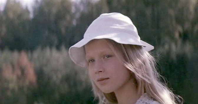 Дебютная роль в кино: "Голубой портрет" (1976)