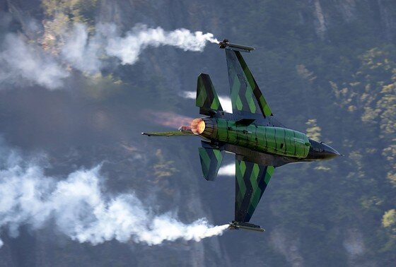    Истребитель F-16