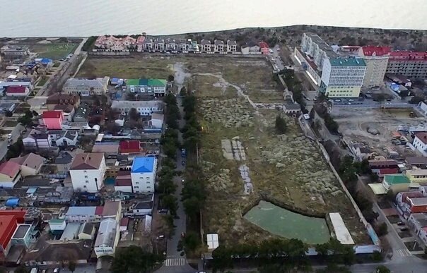 Пустующий участок бывшего винзавода