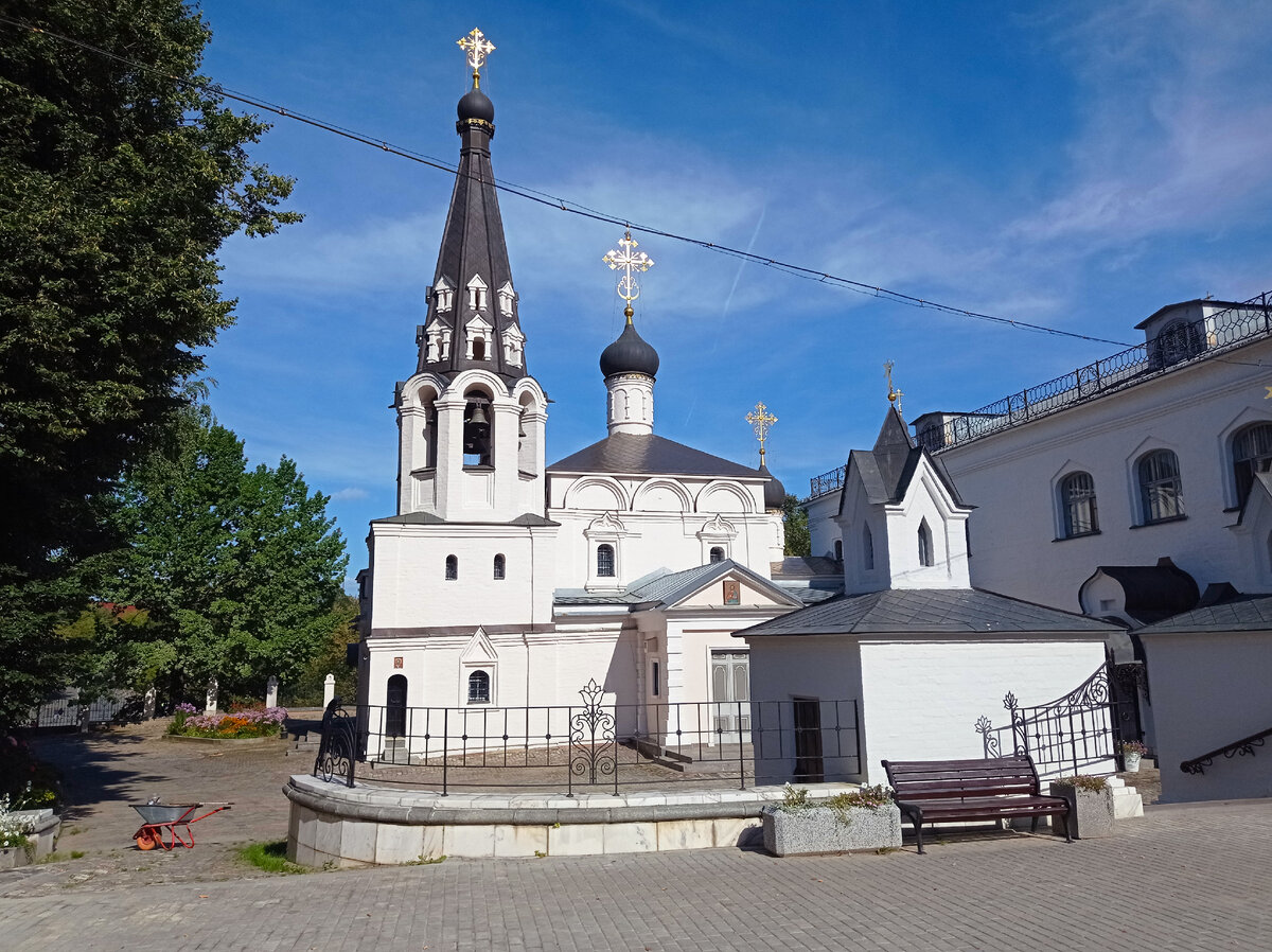 Спасский храм в бывшем селе Котово-Спасское (ныне город Долгопрудный Московской области) - родовая усыпальница князей Юсуповых. Фото автора статьи (листайте галерею, ещё 2 фото)