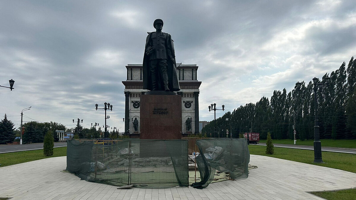    В Курске в парке "Патриот" возобновили ремонт памятника маршалу СССР Жукову