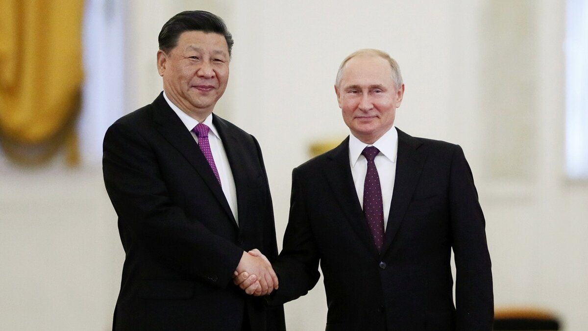     Президент России Владимир Путин сообщил о запланированной у него встрече с китайским коллегой Си Цзиньпином. Как отметил российский президент, на встрече лидеров двух государств планируется поднять вопрос развития гуманитарных контактов.