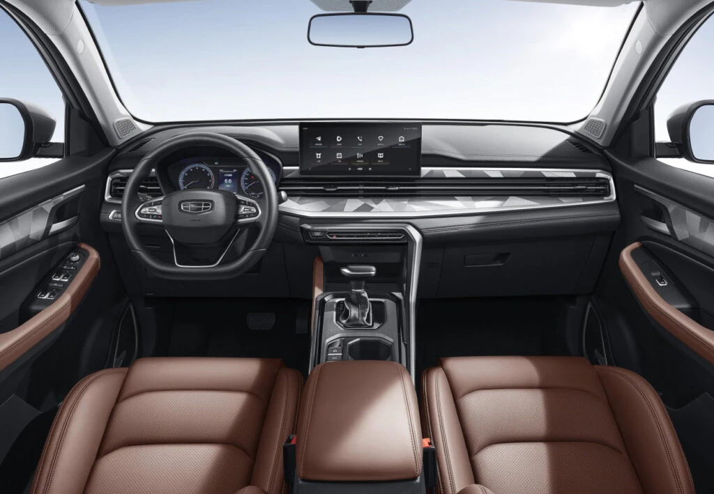 Передняя часть салона 