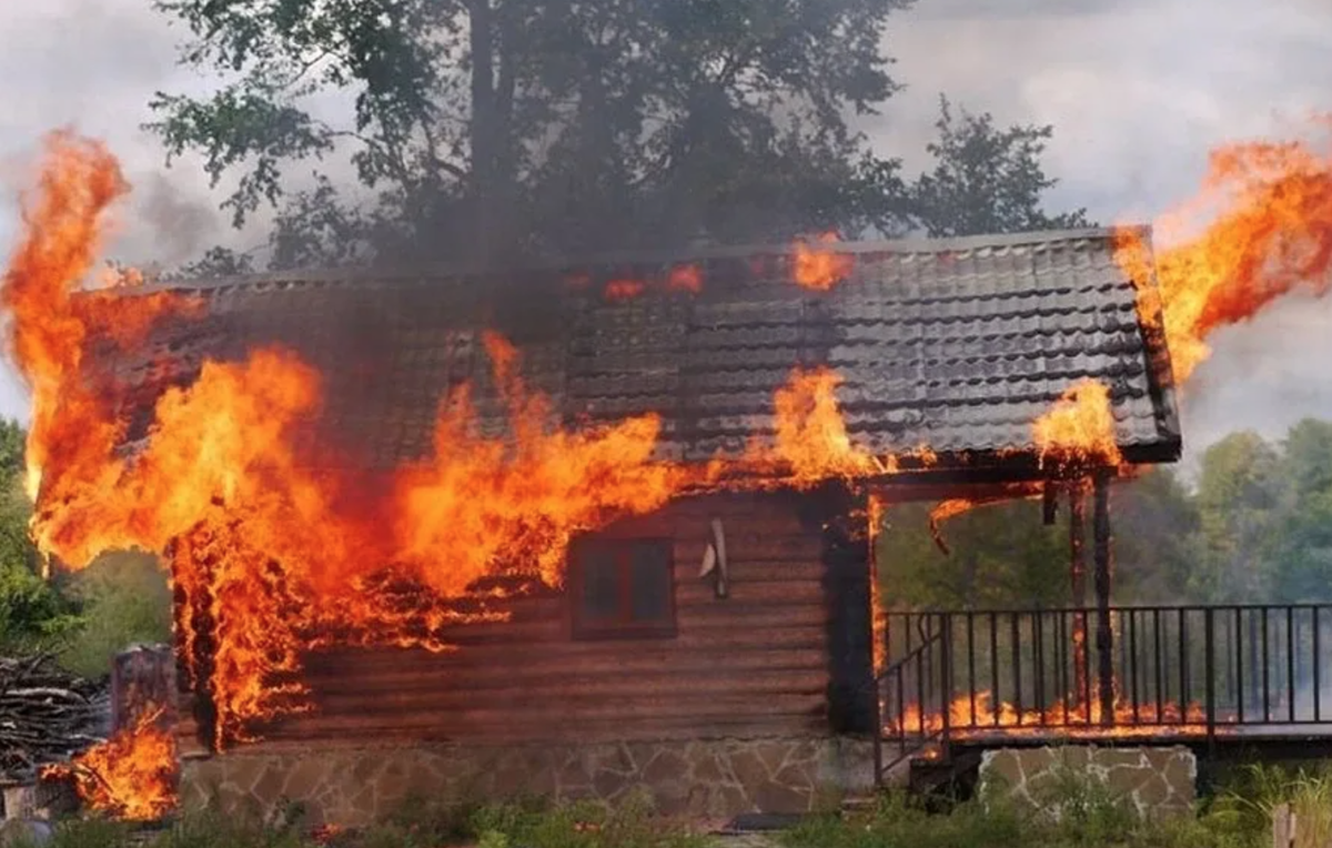 пожара бань. горела баня. горела баня. горела баня. горящий дом.