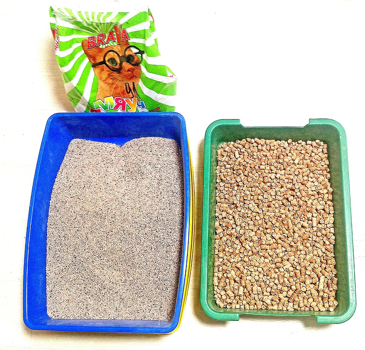 Совершенно два разных наполнителя. Оба природные, но кот один выбрал, а от другого напрочь отказался. 