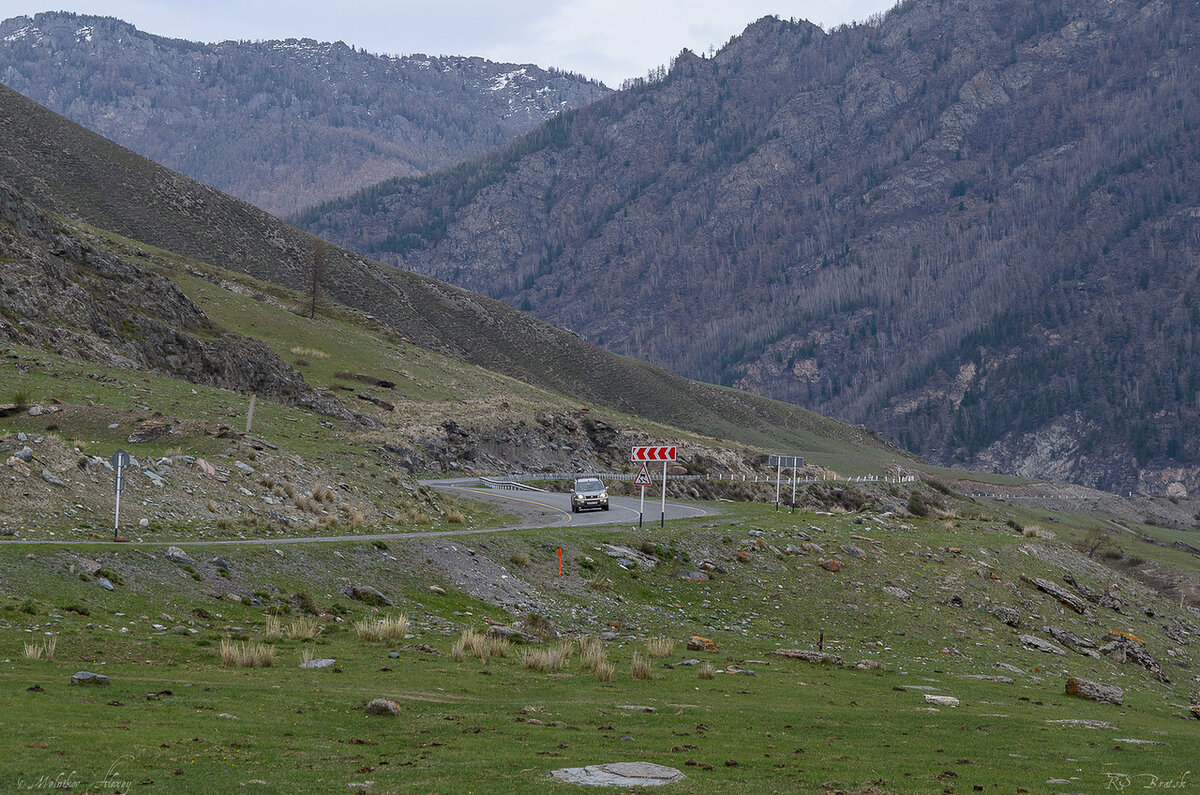1.Тракт изобилует множеством резких поворотов, постоянно прижимаясь вплотную к бортам долины. Такая дорога безумна красива, по ней совсем не скучно ехать - постоянно держит в напряжении.
Нужно смотреть на дорогу, а взгляд невольно гуляет по сторонам от дороги, заглядываясь то на заснеженные горы, то на быструю речку Чуя...