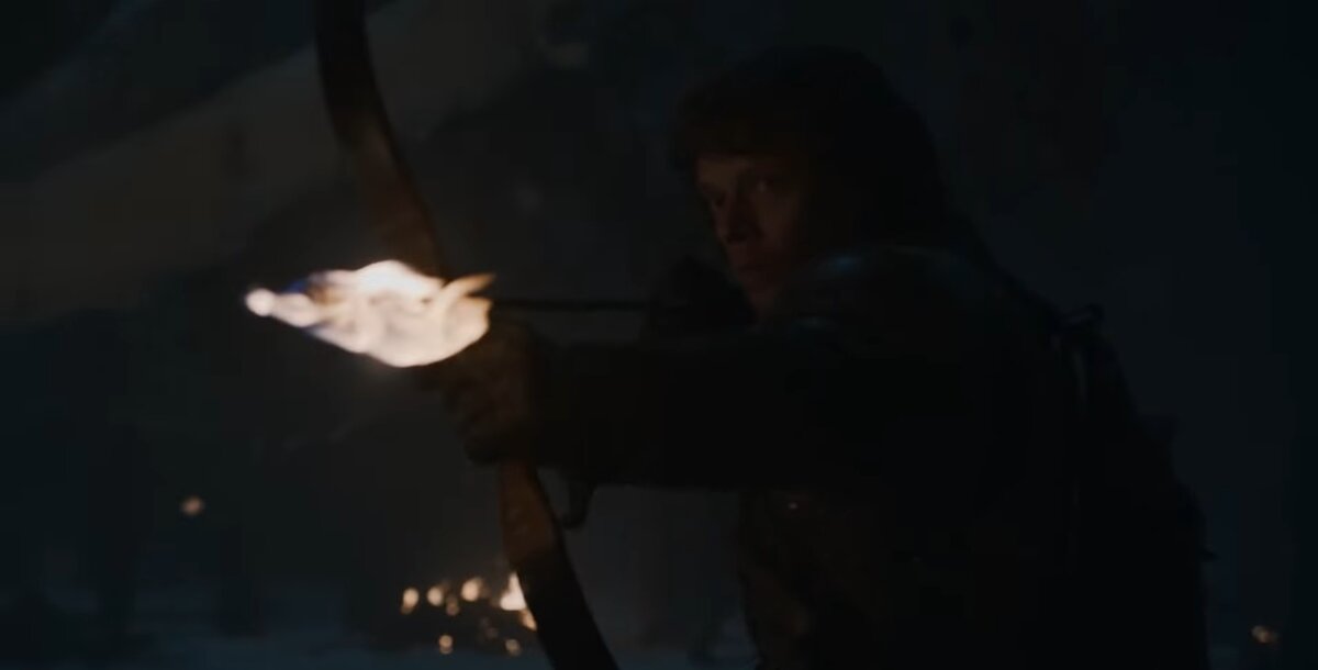 Скорее всего Теон целится в белого ходока. Он защищает Брана Старка. 