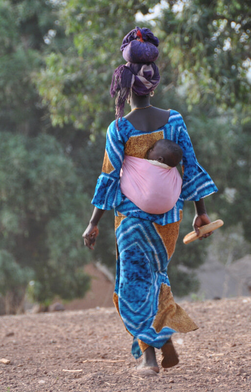 Посмотрите фото как носят детей в Африке: за спиной. Но все-такие грудного ребенка у нас так не поносишь, страшновато. 