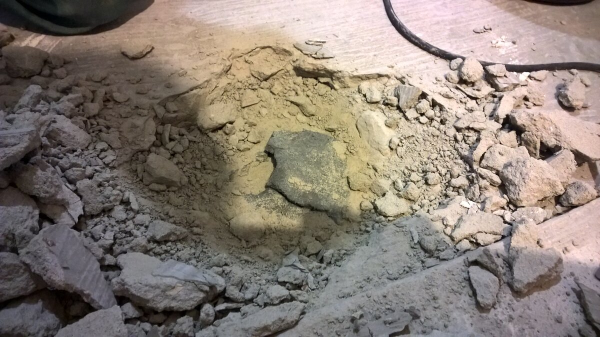 Начали ковырять стяжку, наткнулись на что-то. 