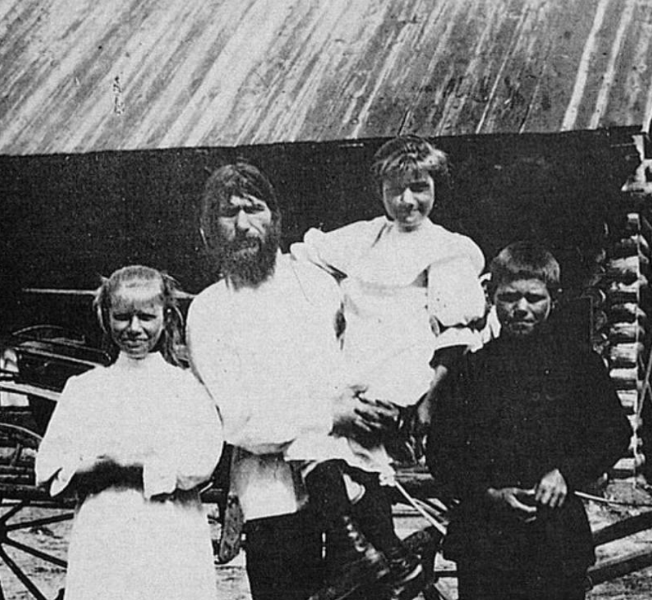 Матрена григорьевна распутина биография. Григорий Распутин с семьей Милициной. Григорий Распутин с семьей медициной. Григорий Распутин с семьей Милицы Николаевны. Григорий Распутин среди своих сторонников.