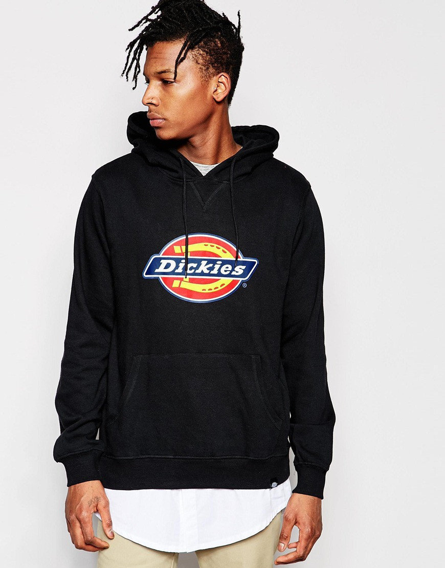 Носить вещь с принтом любимой фирмы может и приятно. Но вот стильным это не назовешь.