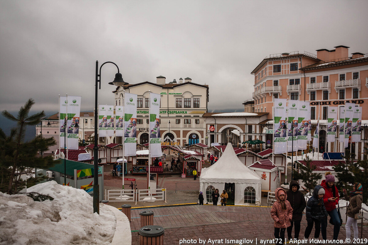 2. С ветерком долетели до Горки Города по свободным дорогам, медленно прокатились по Нижнему Городу, высматривая куда бы приткнуться на стоянку. При стоимости парковок в несколько сот рублей в час невольно захочешь сэкономить на этом. Круг по кварталам не принес результатов, на знакомом кольце ушли на другую дорогу. И так мы оказались в Верхнем Городе.

