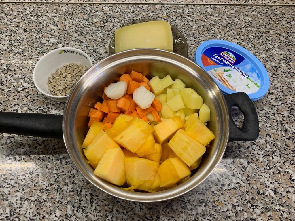 Приготовление тыквы в кастрюле. Как готовить тыкву в кастрюле кусочками. Как нарезать тыкву для супа. Фото нарезанной тыквы в кастрюле.