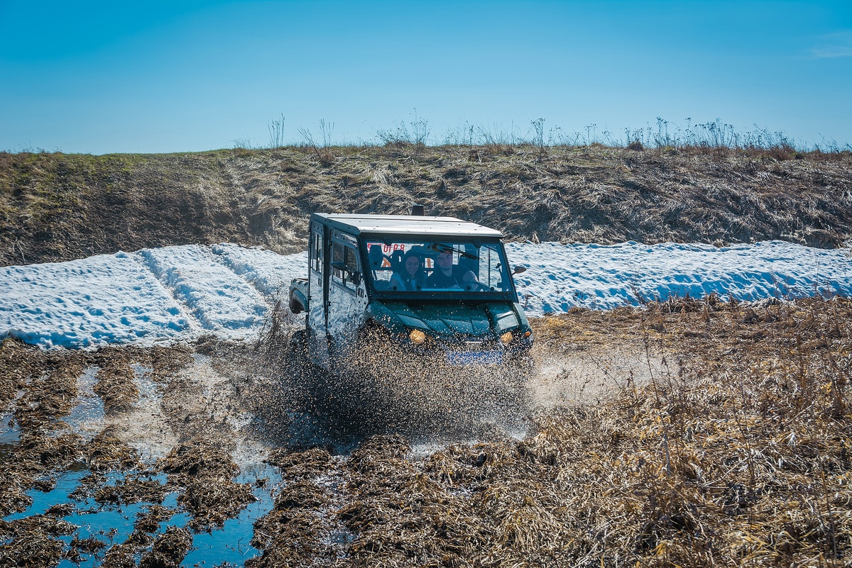 Первые клиенты после сезона проката снегоходов, снег сошел но не до конца. На наш взгляд это самое кайфовое время для покатушек!