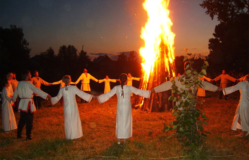 Танец вокруг костра.