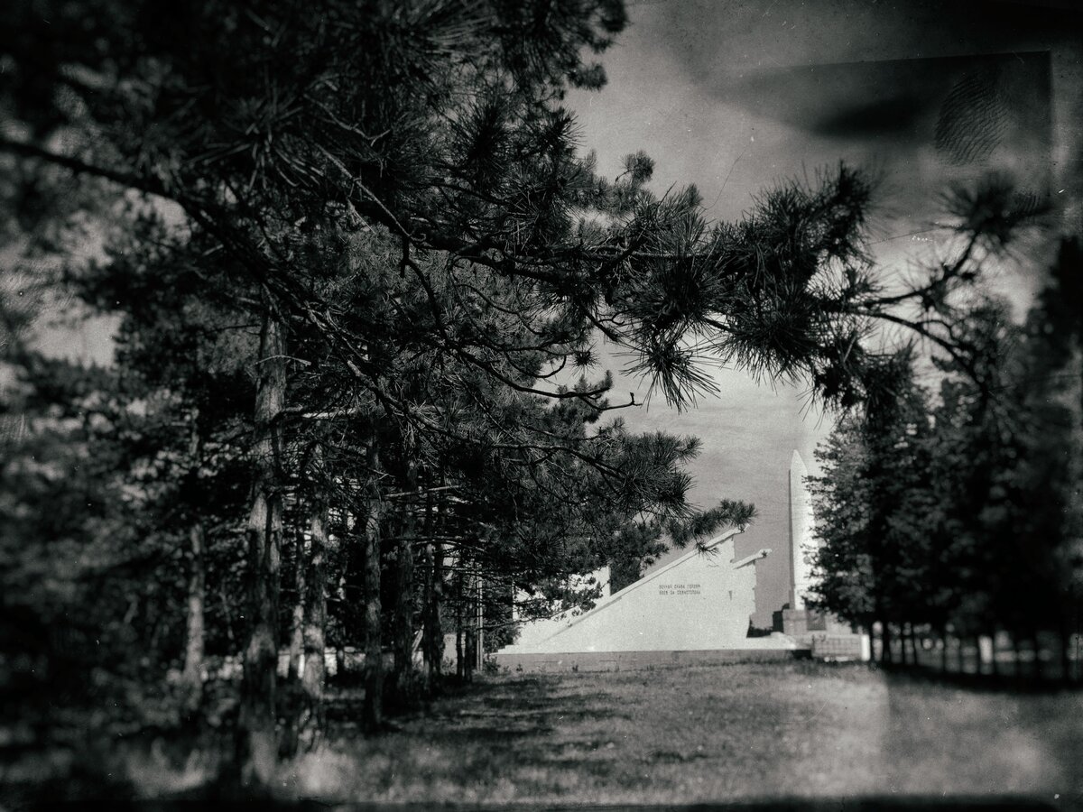 МЕМОРИАЛЬНОЕ КЛАДБИЩЕ СОВЕТСКИХ ВОИНОВ. Севастополь, посёлок Дергачи

Здесь покоятся участники обороны и освобождения города Севастополя (1941-44), 17 Героев Советского Союза, юные партизаны, командиры бригад и дивизий, ветераны Великой Отечественной войны.  Кладбище возникло в 1941-1942 годах. 
Изначально на нем производились захоронения бойцов 8-й бригады морской пехоты, а также других частей и соединений Севастопольского оборонительного района. 
На образовавшемся некрополе были произведены захоронения в период освобождения Севастополя в мае 1944 г. 