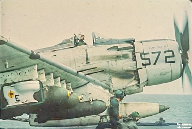 A-1H Skyrider, бортовой номер NE / 572 Paper Tiger II снаряженный туалетной бомбой