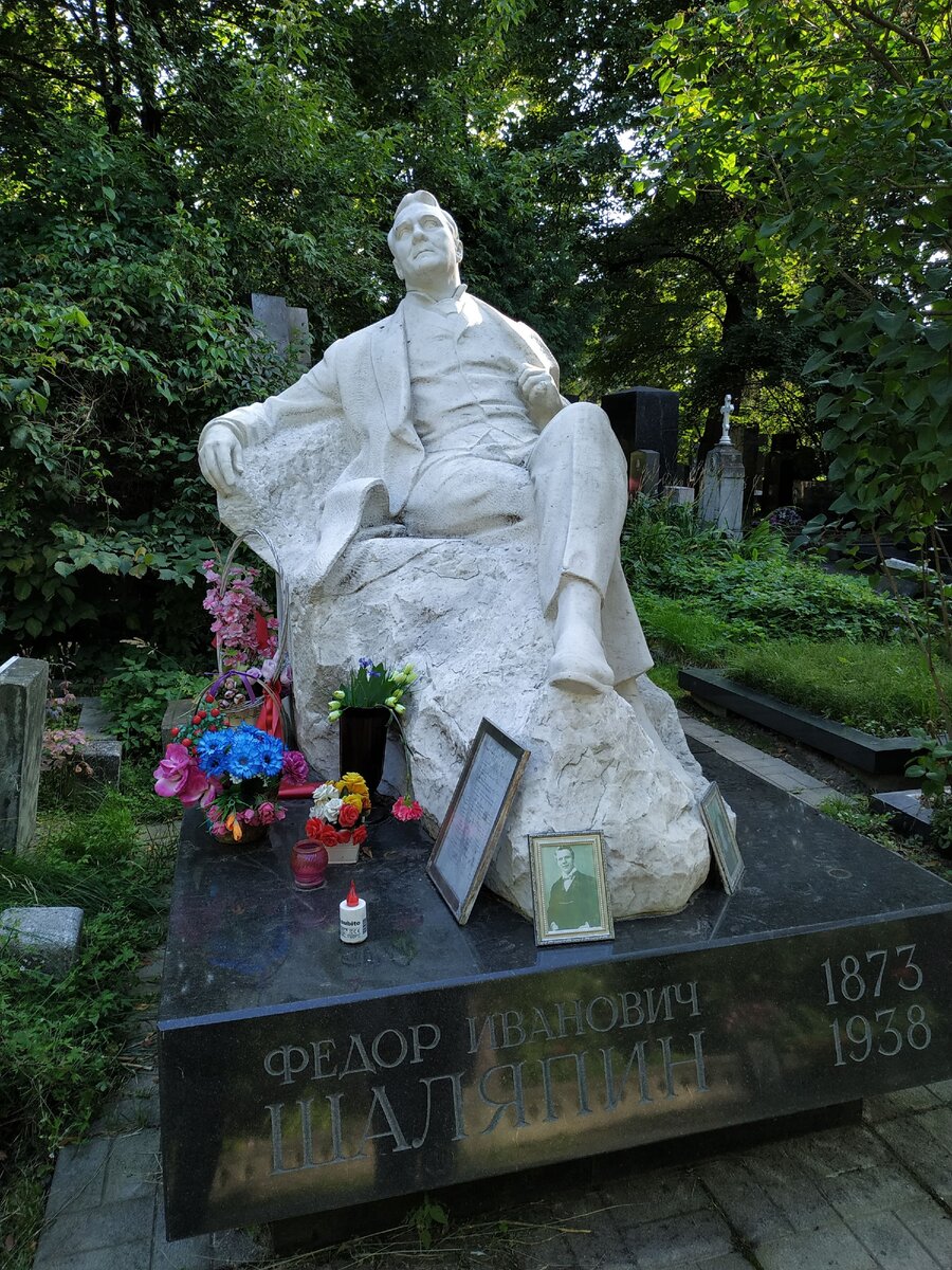 памятники знаменитостям на новодевичьем кладбище фото