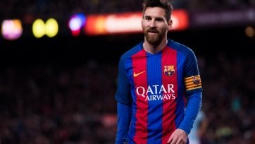 Фото: fcbarcelona.comИздание  France Football объявило список из 30 игроков, которые претендуют на  Золотой мяч. Впервые за 8 лет в нем не оказалось Неймара, который много  пропустил из-за травмы и больше конфликтовал, чем играл. Зато главный  претендент на победу неизменный.
Недавно Лионель Месси  стал Игроком года по версии ФИФА. Плеймейкер обошёл и вечного соперника  Криштиану Роналду, и звёздного защитника «Ливерпуля» Вирджила ван  Дейка.
