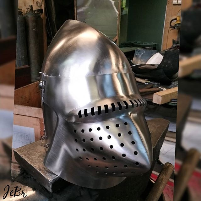 Ещё тёпленькая современная реконструкция хундсгугеля прямо в мастерской. Источник: gramha.net