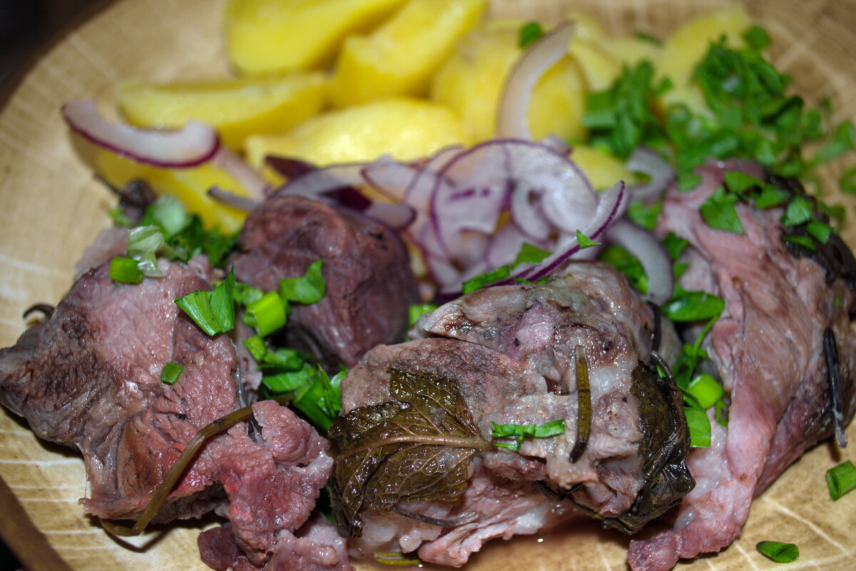 Мясо в базилике. Мясо запеченное в глиняной форме. кухня наизнанку томленое мясо.