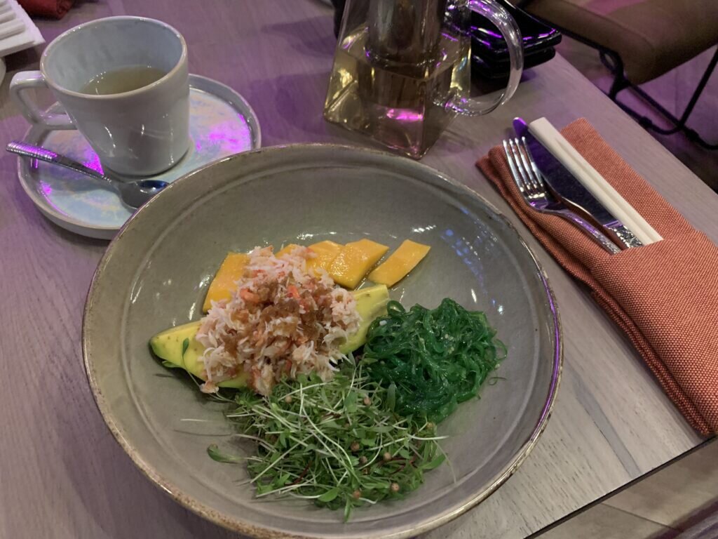 Боул с крабом, авокадо, манго и водорослями 