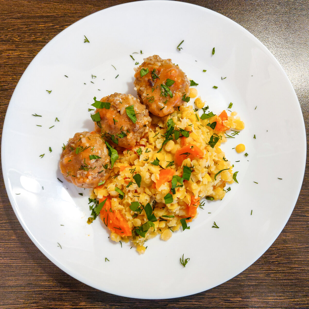 Какой гарнир к тефтелям. Тефтели. Тефтели с булгуром. Морковные кнели. Гарнир к тефтелям с подливкой.