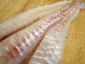 
Заплетаем полоски в косичку и скрепляем конец косички зубочисткой. Так же заплетаем в косички  оставшиеся полоски филе.