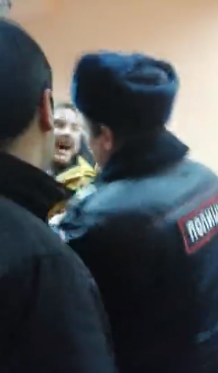 Уводят муниципального депутата Глеба Антонова. Источник: Яндекс.Район 