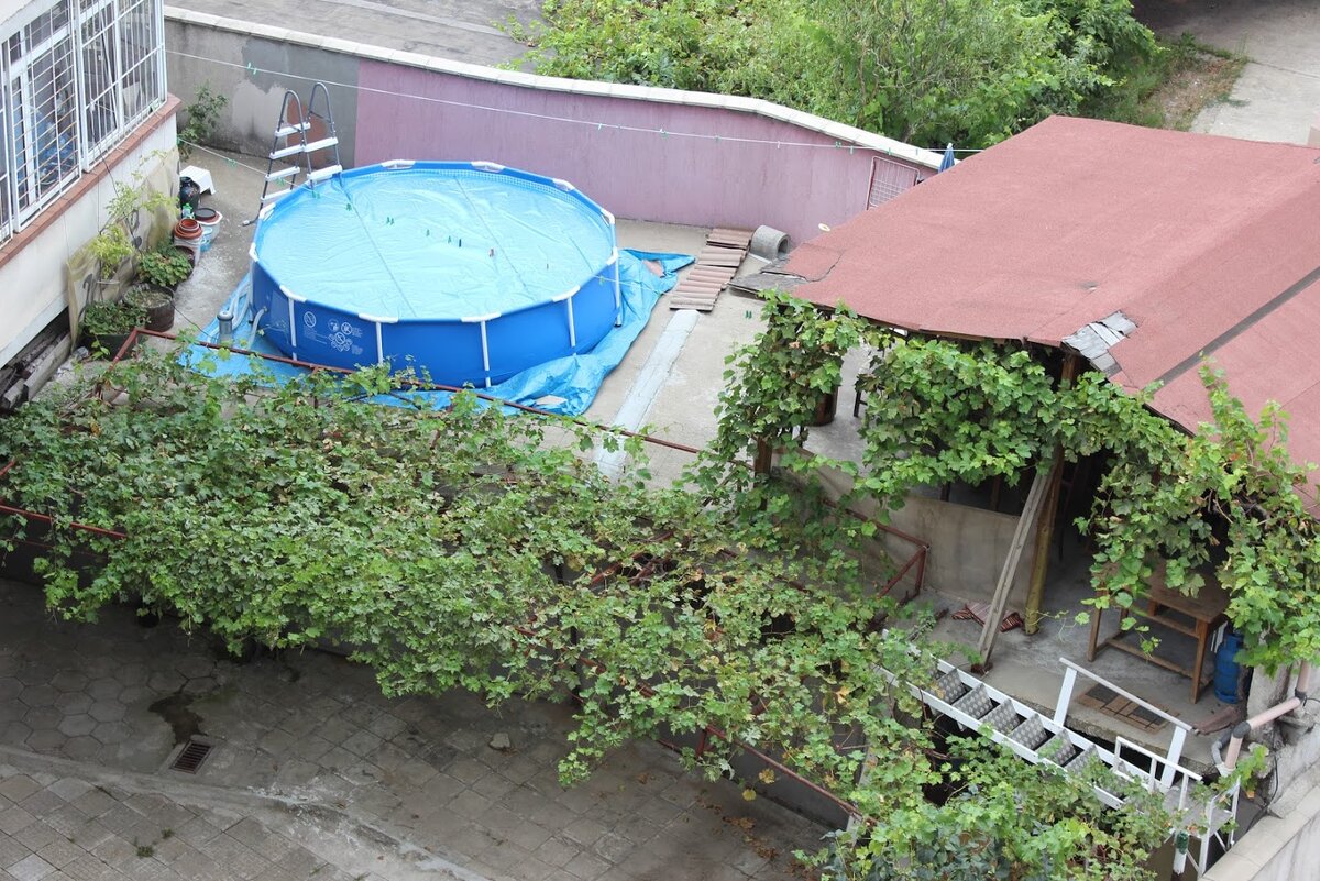 Внутренний дворик с верандой и бассейном. Фото из личного архива автора