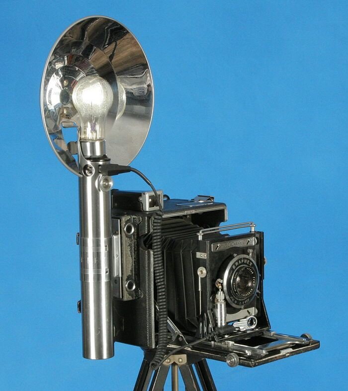 Flash-Gun вспышка компании Graflex с установленной лампой. В рукоятке находилась батарея. Позже она стала световым мечом Люка Скайукера в StarWars. 