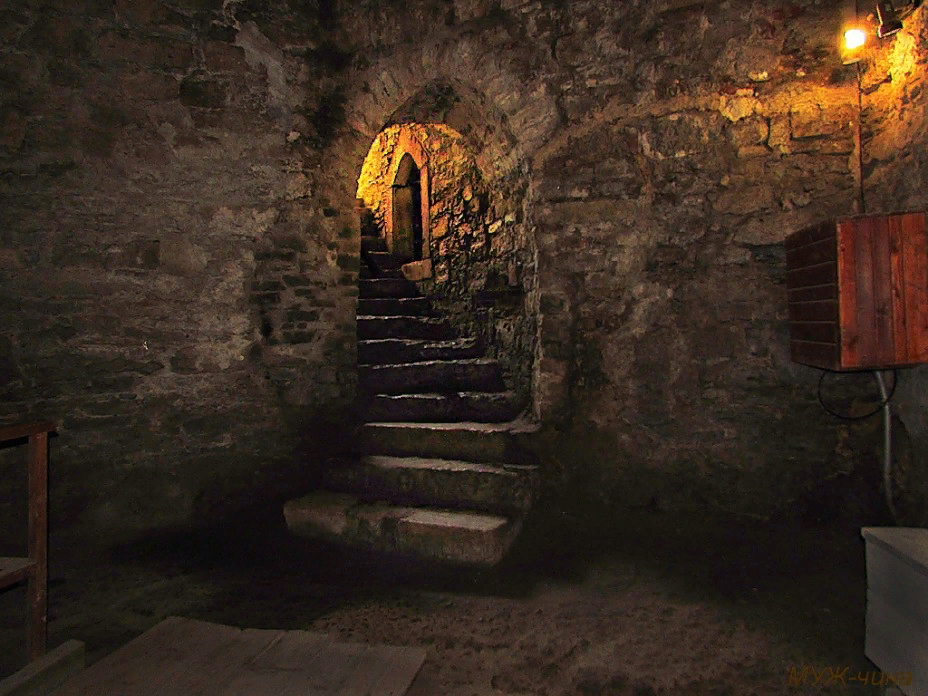 Откройте дверь в золотую пещеру. Каменец Подольская крепость Темница. Эдинбургский замок Темница. Замок Курессааре Темница. Замок Гоуска пещера.