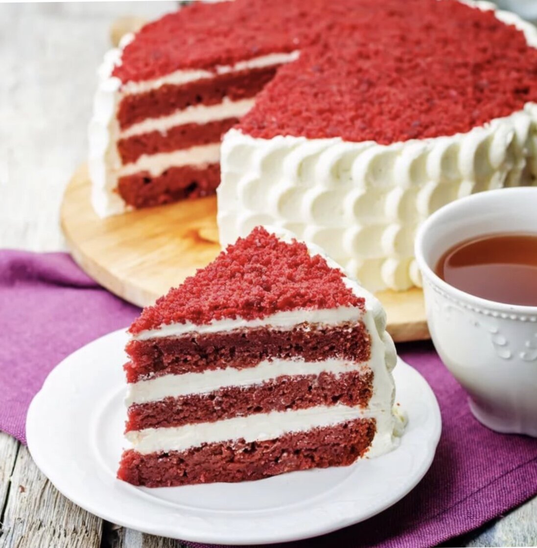 Красный бархат со сливочным маслом. Red Velvet торт. Красный вельвет торт. Медовик красный бархат. Торт красный бархат с медовиком.