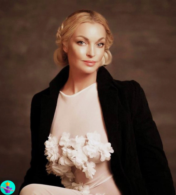 с макияжем и ухоженная