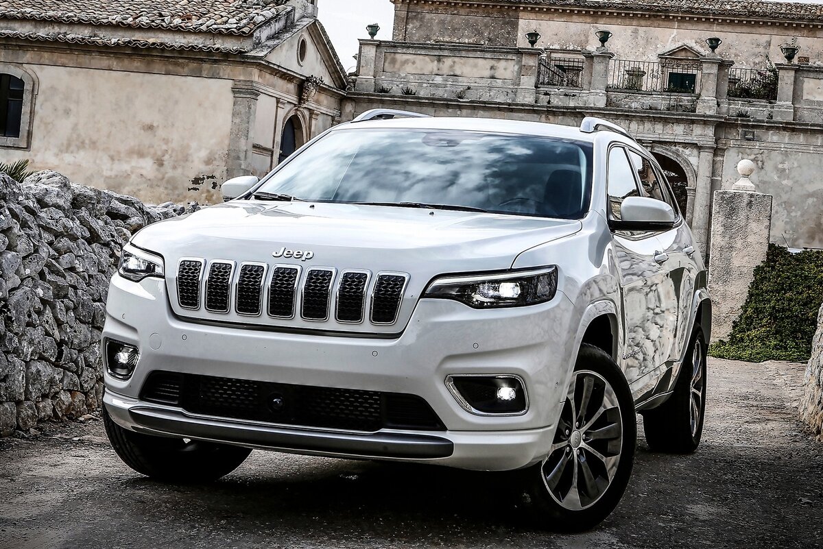 FCA призывает на сервис российских владельцев кроссоверов Jeep Cherokee, реализованных с марта прошлого года по настоящее время. На них необходимо устранить сбой в электронике, контролирующей работу силового агрегата.