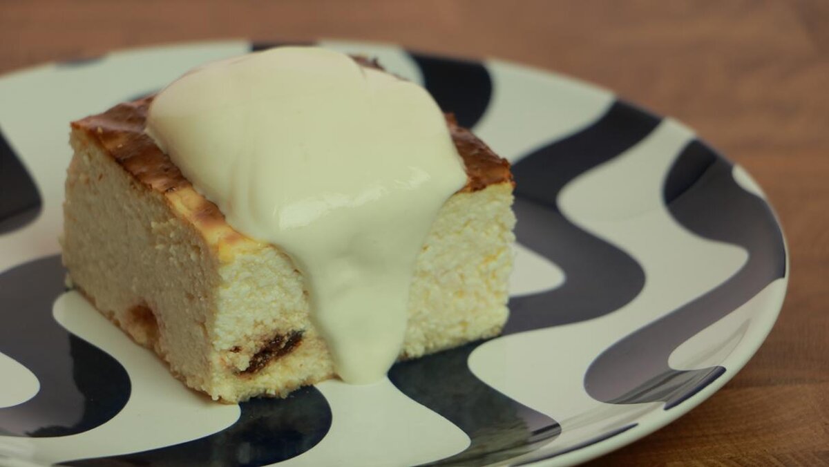 Привет! Сегодня приготовим творожную запеканку с изюмом. Насладимся вкусом знакомым с детства! ВИДЕО как всегда в конце статьи!