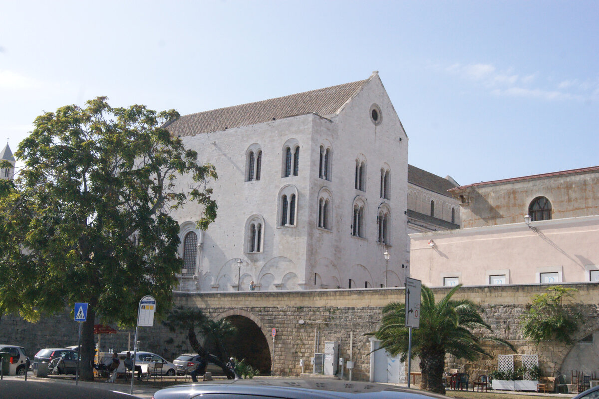 Вид на базилику с набережной