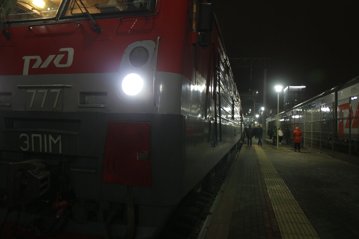 Интересно, поезд с номером три семерки специально выбрали? На счастье! Фото автора.