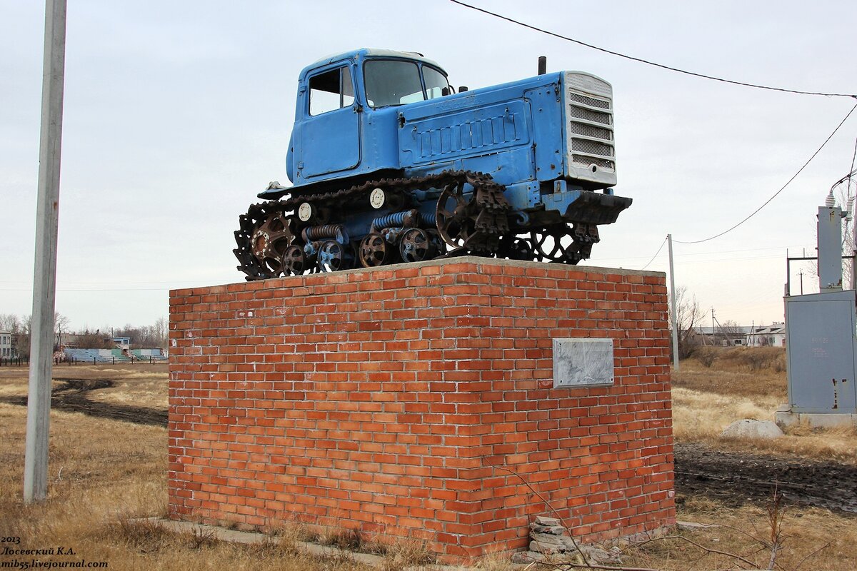 Село тракторное. Трактор ДТ 75 В поле. Трактор ДТ-75м. ДТ-75 Омск памятник. ДТ-54 трактор.