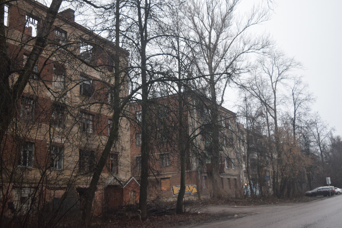 На улице Горького жилые дома перемежаются с брошенными. Находится всё это аккурат напротив заводских корпусов. Фото Артюхов Д,