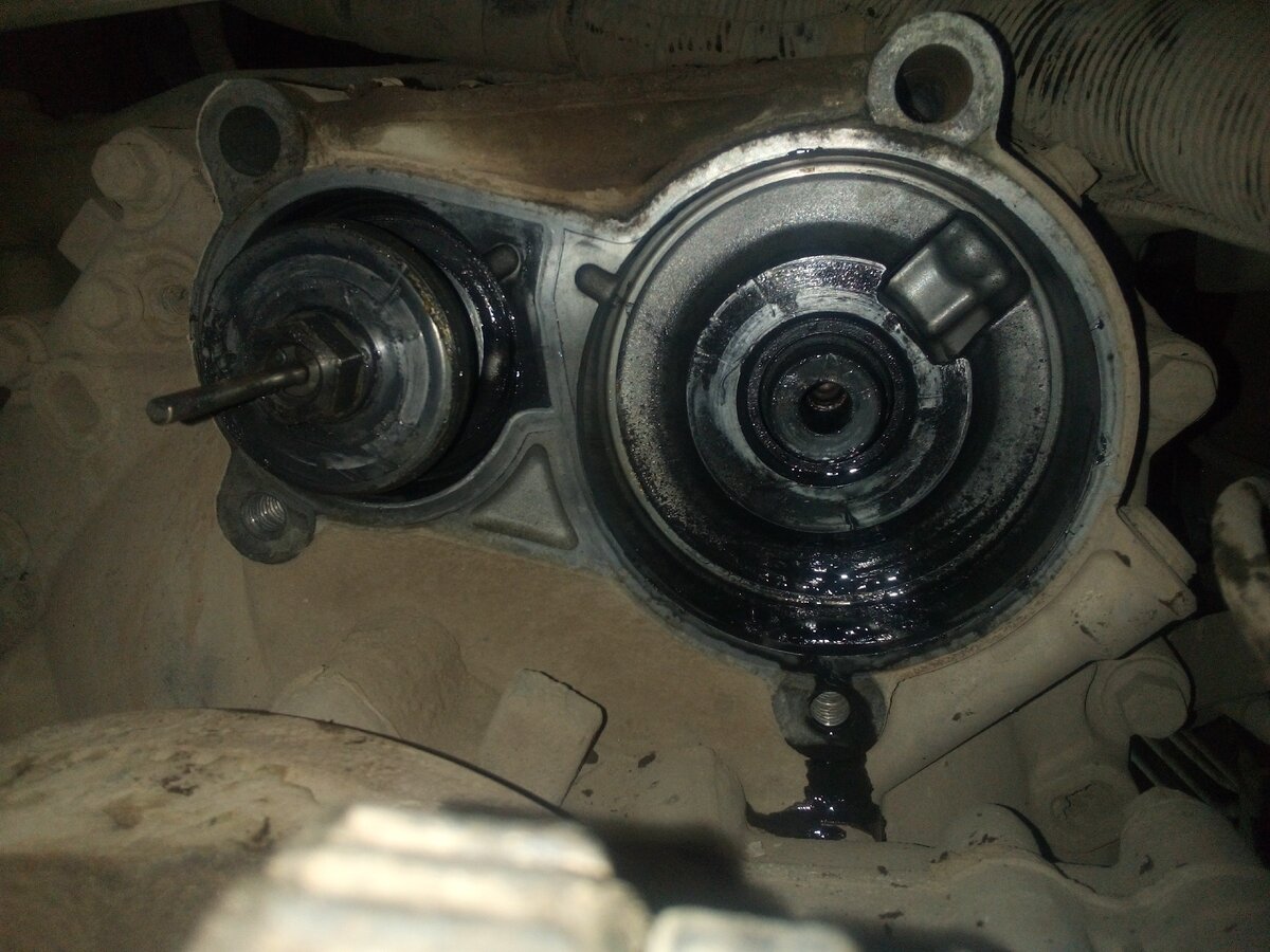 Слева поршень "половинок", справа поршень уже снят, видно вал.