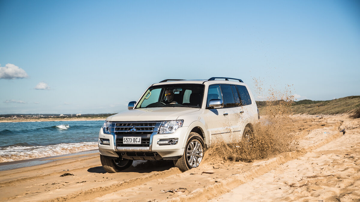 Mitsubishi pajero 2015