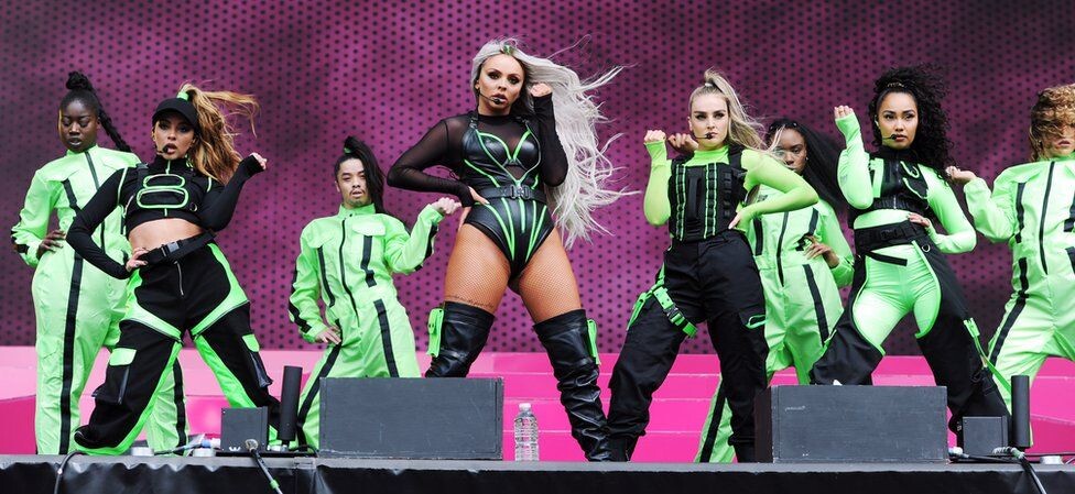  Image caption                    Британская группа Little Mix на сцене                 