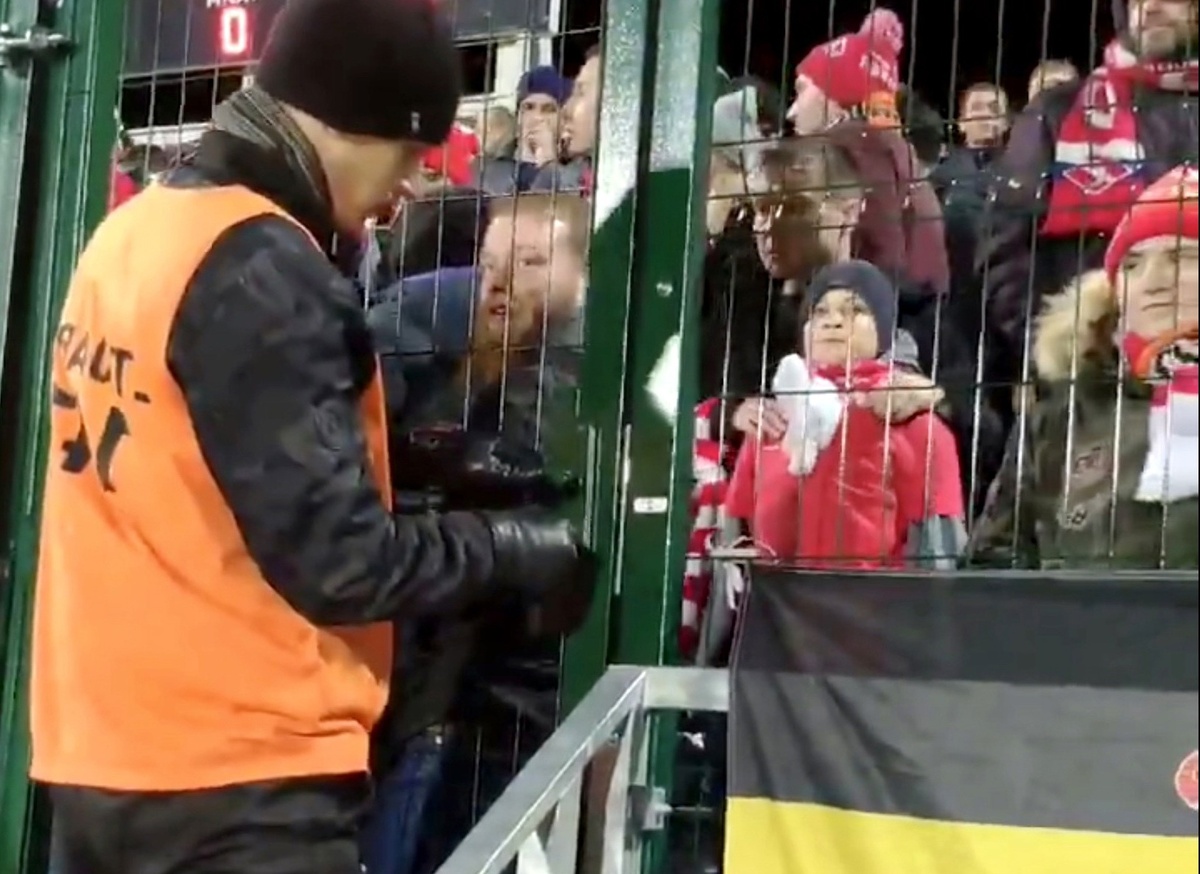 Болельщиков Спартака как животных в клетку.