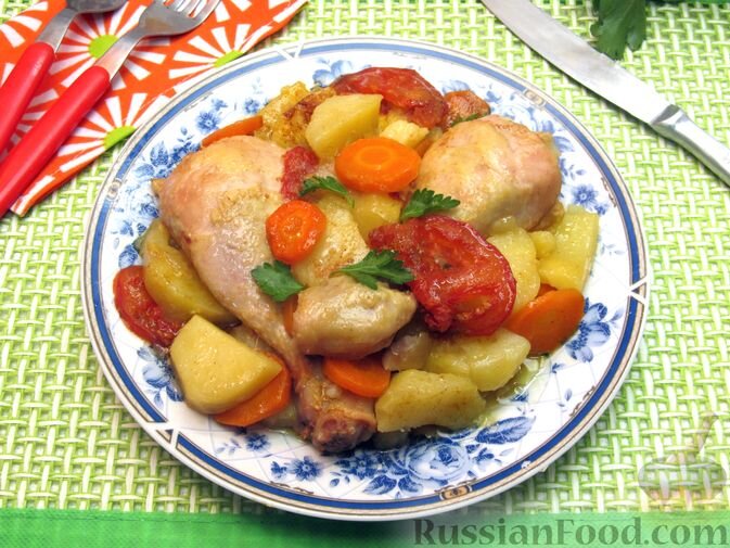 куриные голени, картофель, помидоры, лук репчатый, морковь, чесночный порошок, паприка молотая, приправа для курицы, куркума, соль, зелень петрушки