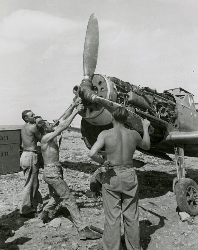 Авиатехники обслуживают немецкий истребитель Bf.109E