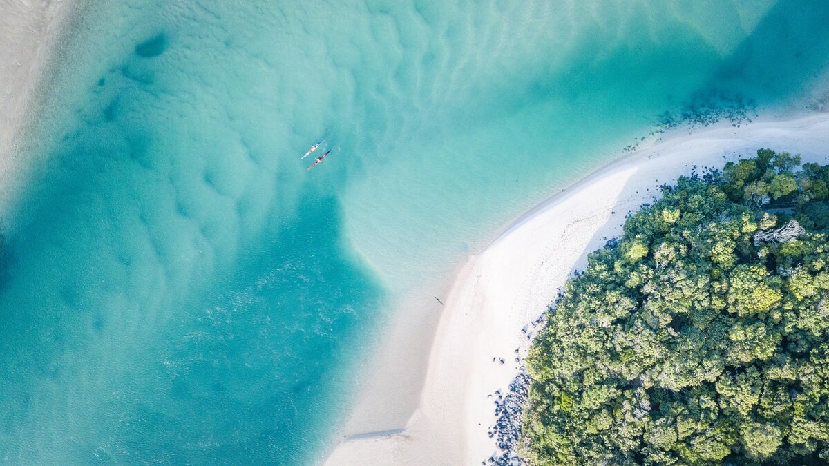 вид с воздуха людей, плавающих в чистой воде Tallebudgera Creek, Голд-Кост, Австралия.  Фото: фотография Миган Скиннер / Getty Images