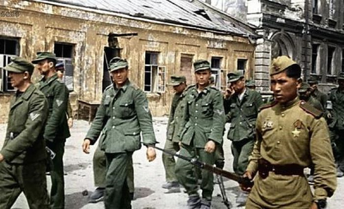 ПЛЕННЫЕ  НЕМЦЫ  В  СТАЛИНГРАДЕ.