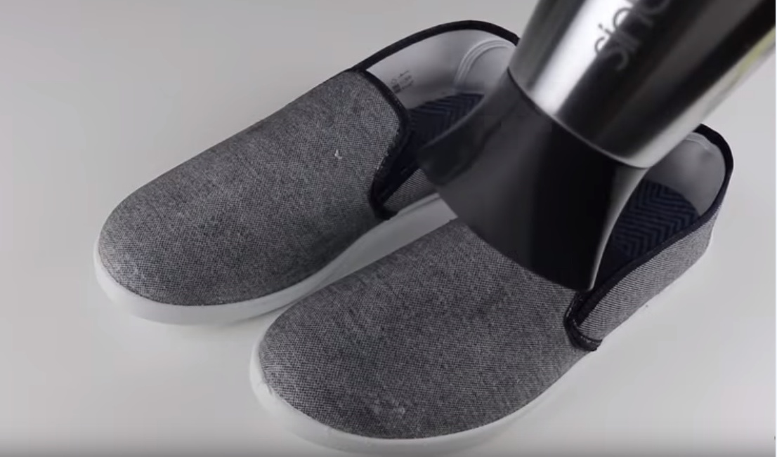 Необходимо тщательно просушить обувь, чтобы воск расплавился и образовал пленку.