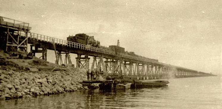 При СССР уже строили Крымский мост. Но его снес лед, и вагоны стали переправлять паромами